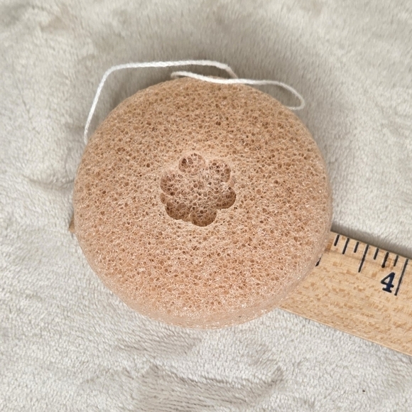 Wyld French Pink Clay Konjac Sponge (Dry, Sensitive Skin) - Picture 6 of 12